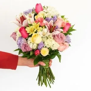 Buquê de Rosas, Lírios e Flores do Campo Coloridas