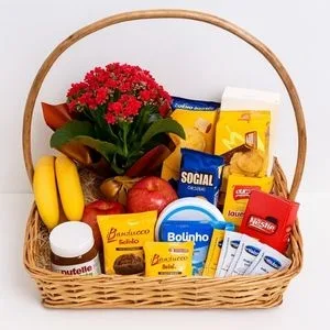 Cesta de Café da Manhã com Flores, Frutas e Delícias Bauducco