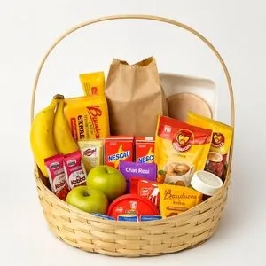Cesta de Café da Manhã Completa com Frutas, Pães e Delícias Variadas