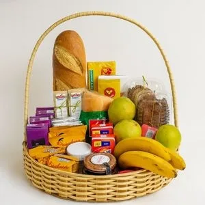 Cesta de Café da Manhã Premium com Pães, Frutas e Delícias Variadas