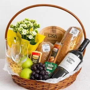 Cesta Gourmet com Vinhos, Queijos e Flores