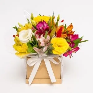 Arranjo de Flores Coloridas com Rosas Amarelas e Alstroemérias