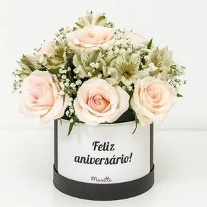 Arranjo de Rosas e Alstroemérias “Feliz Aniversário”