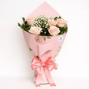 Buquê com 6 Rosas Rosadas e Folhagens Naturais