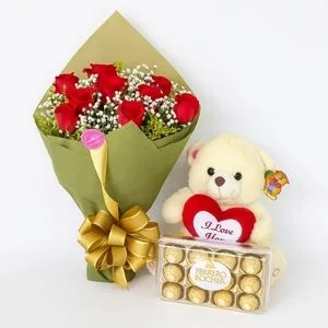 Buquê com 8 Rosas Vermelhas, Pelúcia e Ferrero Rocher