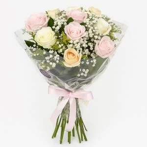 Buquê de 12 Rosas em Tons Suaves com Gypsophila