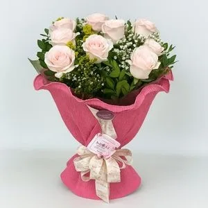 Buquê de 12 Rosas Rosadas no Papel Crepom Rosa