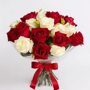 Buquê de 20 Rosas Vermelhas e Brancas