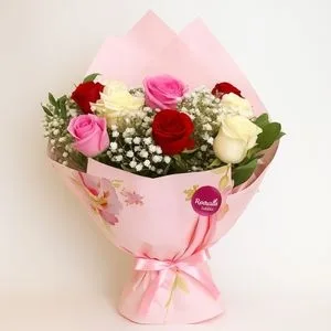 Buquê de 8 Rosas Vermelhas, Brancas e Rosas