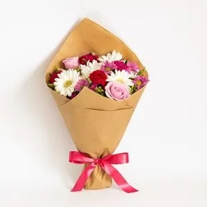 Buquê de Flores Mistas com Rosas, Gérberas e Crisântemos no Kraft