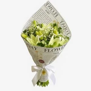 Buquê de Lírios Brancos e Gypsophilas no Papel Jornal