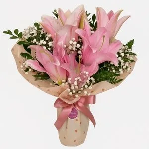 Buquê de Lírios Rosa com Gypsophila e Laço de Cetim