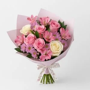 Buquê de Rosas Rosas e Brancas com Alstroemérias e Margaridinhas