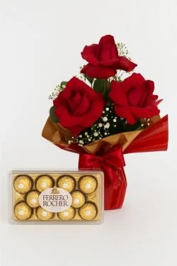 Arranjo de 3 Rosas Vermelhas e Ferrero Rocher (12 un.)
