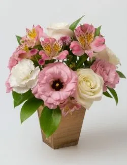 Arranjo Elegante com Rosas e Cravos Brancos, Lisianthus e Alstroemérias