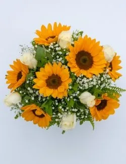 Buquê de Girassóis com Rosas Brancas e Gipsofila