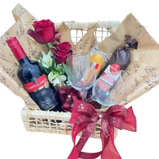 Cesta de Vinho e Queijos