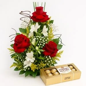 Arranjo com 3 Rosas Vermelhas, Astromélias Brancas e Ferrero Rocher