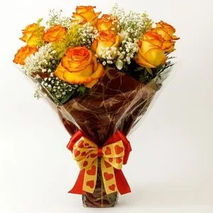 Buquê com 10 Rosas Ambiance e Folhagens Naturais