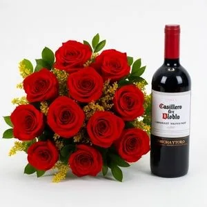 Buquê de 12 Rosas Vermelhas com Vinho Tinto