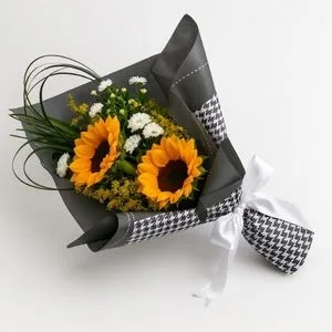 Buquê de 2 Girassóis com Flores Brancas e Folhagens