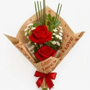 Buquê de 2 Rosas Vermelhas com Folhagens