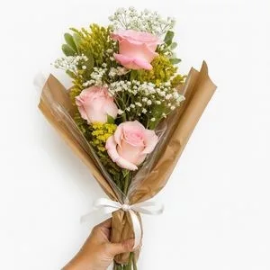 Buquê de 3 Rosas Rosadas com Gipso e Folhagens