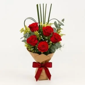 Buquê de 6 Rosas Vermelhas com Eucalipto e Tango