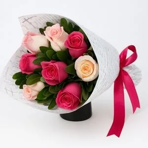 Buquê de 8 Rosas em Tons Rosados