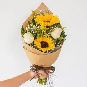 Buquê de Girassóis com Rosas Brancas no Kraft