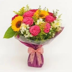 Buquê de Rosas Pink com Girassol e Flores Mistas