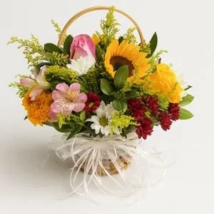 Cesta Floral com Girassol, Rosas e Mix Colorido de Flores