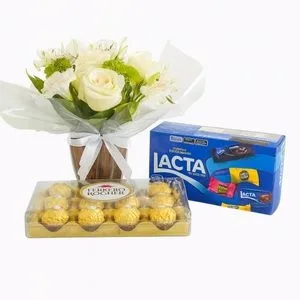 Arranjo com Rosas e Astromélias com Ferrero Rocher e Bombons Lacta