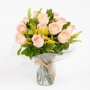 Arranjo de 15 Rosas Rosadas com Verde no Vaso de Vidro