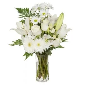 Arranjo de Flores Brancas no Vaso de Vidro