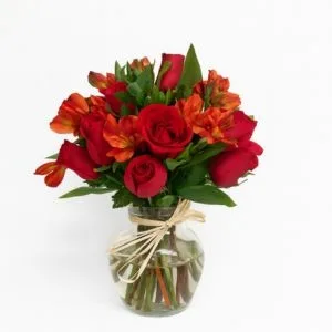 Arranjo de Rosas Vermelhas com Astromélias em Vaso de Vidro