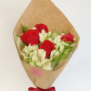 Buquê 4 Rosas Vermelhas com Astromélias Brancas no Craft
