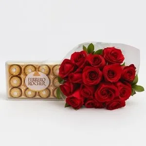 Buquê com 15 Rosas Nacionais, Folhagens Verdes e Ferrero Rocher 150g