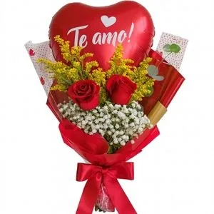 Buquê com 2 Rosas Vermelhas, Balão Te Amo e Folhagens