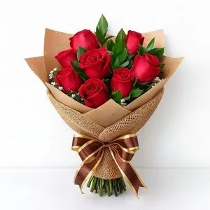 Buquê com 8 Rosas Vermelhas no Kraft