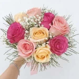 Buquê de 10 Rosas Coloridas em Tons Suaves com Gypsophila