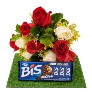 Buquê de 10 Rosas com Folhagens e Chocolate Bis