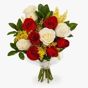 Buquê de 10 Rosas Vermelhas e Brancas com Folhagens