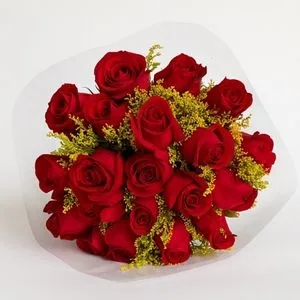 Buquê de 20 Rosas Vermelhas com Folhagens