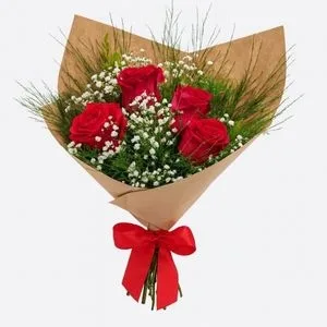 Buquê de 4 Rosas Vermelhas com Gipsofila no Kraft