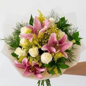 Buquê de Rosas Brancas com Lírios Rosados