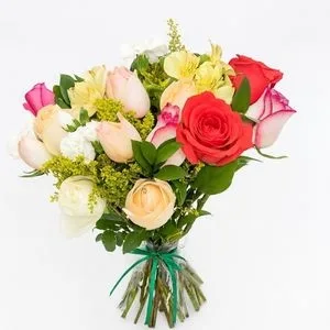 Buquê de Rosas Coloridas com Flores Mistas