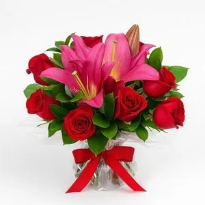 Buquê de Rosas Vermelhas com Lírios Rosados Naturais