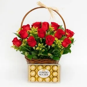 Cesta com 24 Rosas, Folhagens e Ferrero Rocher
