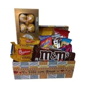 Cesta Doce Essência com Chocolates e Snacks na Caixa MDF